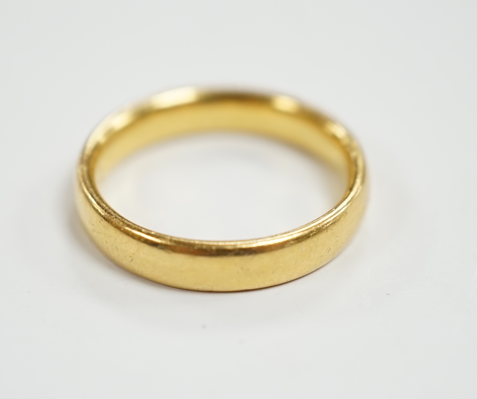 A George V 22ct gold wedding band, size H, 4.3 grams.